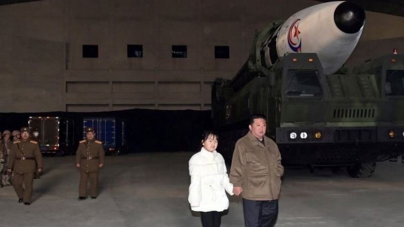كيم جونغ أون زعيم كوريا الشمالية يكشف عن ابنته في ظهور نادر