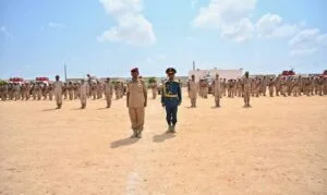 قائد محور الغيضة يشهد العرض العسكري لوحدات للواء الشرطة العسكرية بمحافظة المهرة