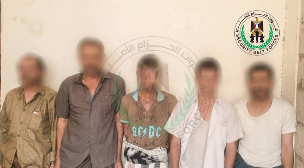 قوات الحزام الأمني تلقي القبض على خلية حوثية شمال العاصمة عدن 