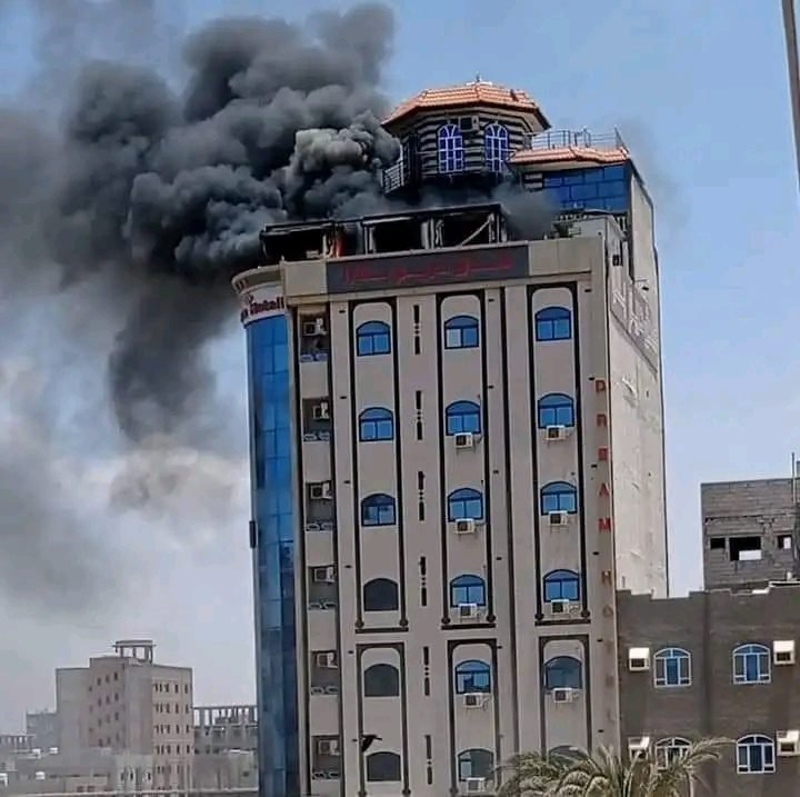 صور:  اندلاع حريق في فندق دريم بلازا في العاصمة عدن 