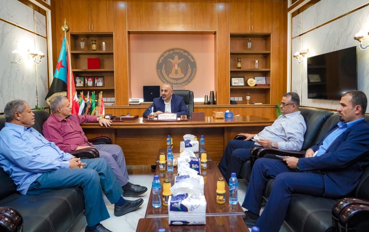 الرئيس الزُبيدي يشدد على أهمية النهوض بمديرية التواهي كواجهة سياحية رئيسية للعاصمة عدن 