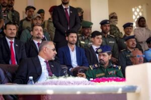 الرئيس الزُبيدي ونائبه البحسني يشهدان عرضًا عسكريًا لطلاب كلية الشرطة بحضرموت