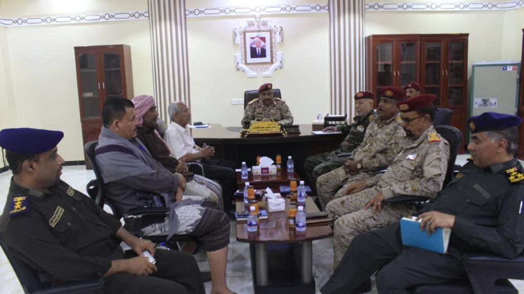 لمناقشة الأوضاع الأمنية... قائد المنطقة العسكرية الثانية يعقد اجتماعاً بأعضاء اللجنة الأمنية بالمكلا