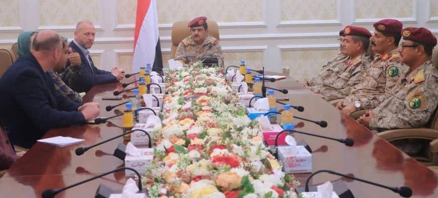 وزير الدفاع يبحث مع وفد بريطاني دعم خفر السواحل في العاصمة عدن