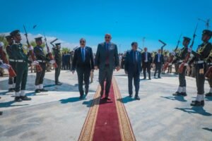 الرئيس الزُبيدي ونائباه يزورون ساحة شهداء تحرير ساحل حضرموت ويضعون إكليلا من الورود على النصب التذكاري
