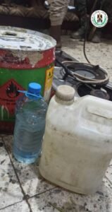 الحزام الأمني يلقي القبض على شخص متهم بتصنيع الخمور المحلية في الشيخ عثمان بالعاصمة عدن 