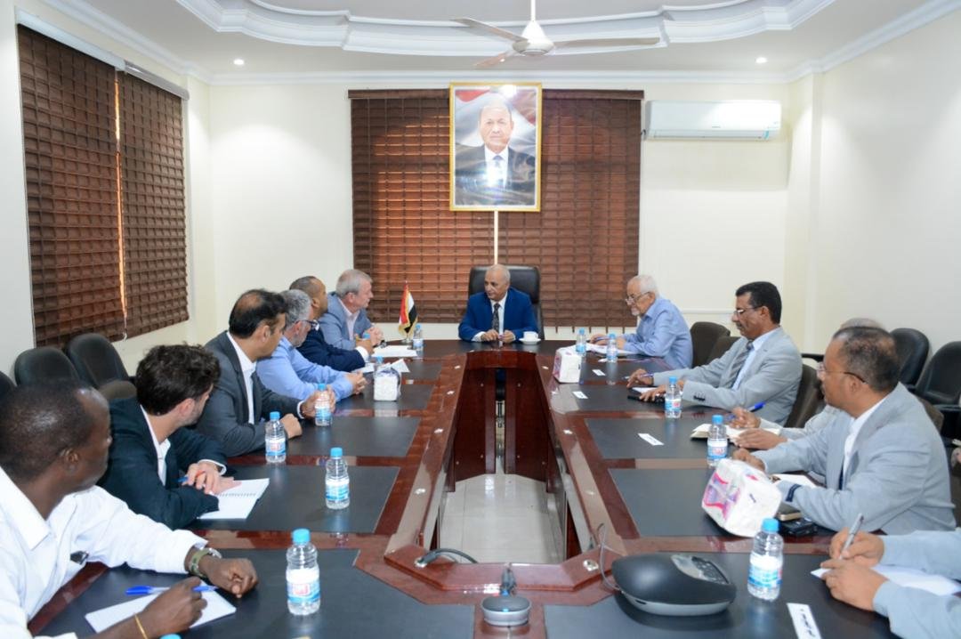 وزير المياه والبيئة يبحث مع ممثل منظمة اليونيسف في اليمن تدخلات المنظمة بناء على الاحتياجات