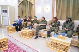 الرئيس الزُبيدي يترأس اجتماعاً للقادة العسكريين والأمنيين بالعاصمة عدن