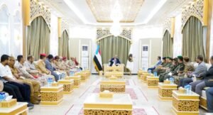 الرئيس الزُبيدي يترأس اجتماعاً للقادة العسكريين والأمنيين بالعاصمة عدن