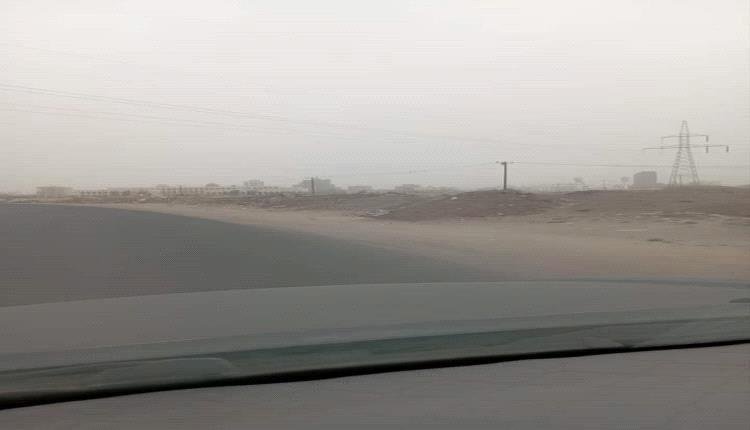 موجة غبار تجتاح العاصمة عدن