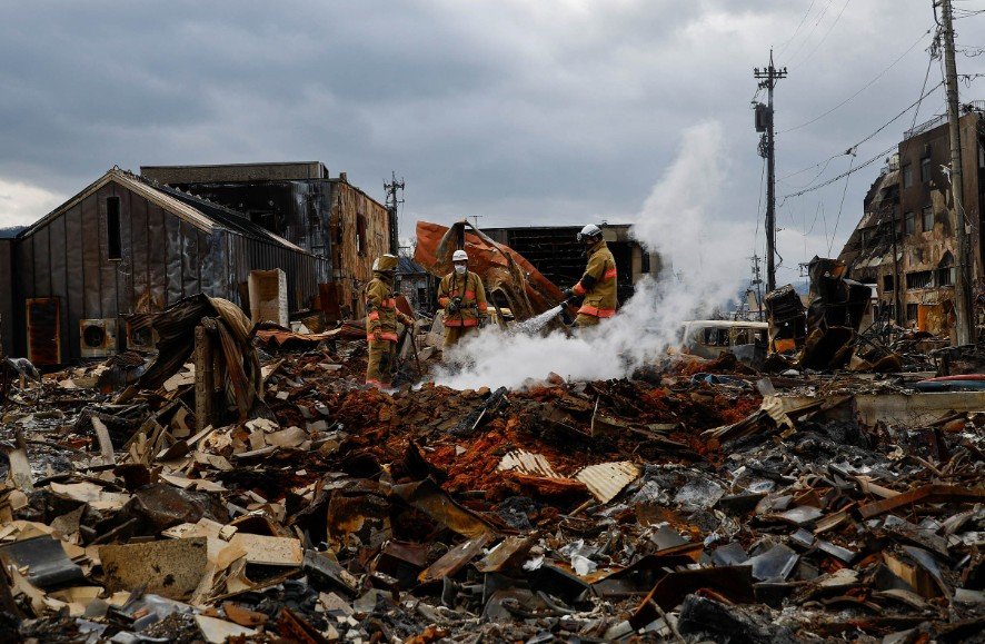 ارتفاع حصيلة ضحايا زلزال اليابان إلى 100 قتيل و211 مفقودا.