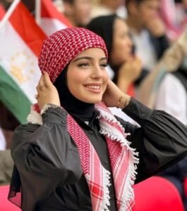 1707051633322 - مشجعة أردنية تخطف الأنظار في مدرجات بطولة كأس آسيا بسبب جمالها