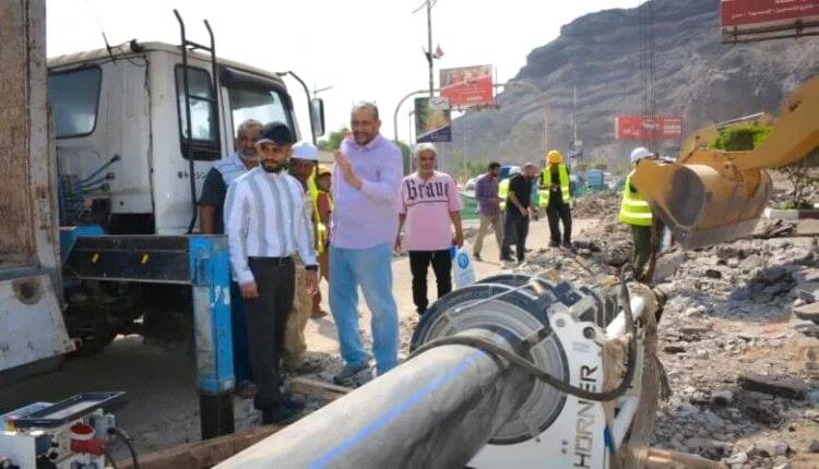 العاصفة نيوز – لتعزيز خدمات المياه لسكان صيرة..باخبيرة وبن جرادي يتفقدان سير عمل مشروع استبدال خط مياه الطوارئ