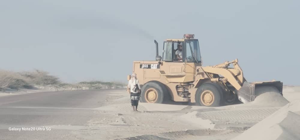 IMG 20240330 WA0113 - لتوجيهات محافظ شبوة استمرار العمل في إزالة الرمال وإصلاح الطرق الرئيسية والفرعية المتضررة من السيول الأخيرة برضوم"