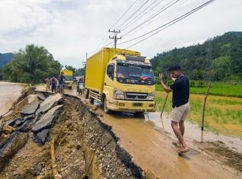 حصيلة الفيضانات بجزيرة سومطرة الإندونيسية 26 قتيلا - العاصفة نيوز