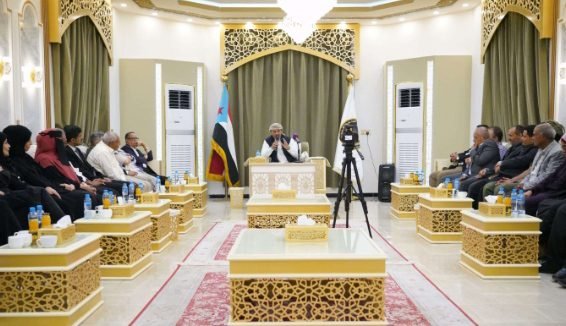 الرئيس الزُبيدي: القرصنة الحوثية تمنع وصول الغذاء والدواء للموانئ - العاصفة نيوز