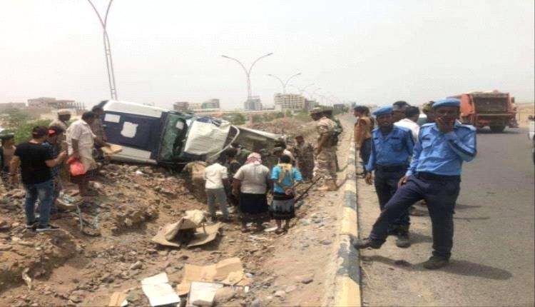 العاصفة نيوز – اصابات خطيرة بانقلاب طقم عسكري في عدن(صورة)