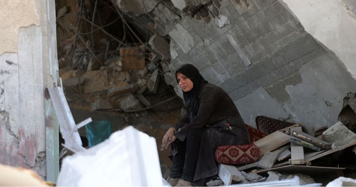 620241691052585825547 - شاهد رد فعل سيدة عادت إلى مخيم جباليا في غزة فوجدت بيتها …