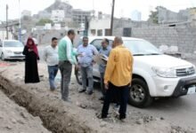 80 - مدير مياه عدن يتفقد سير عمل مشروع إعادة تأهيل خط مياه الفتح بالتواهي