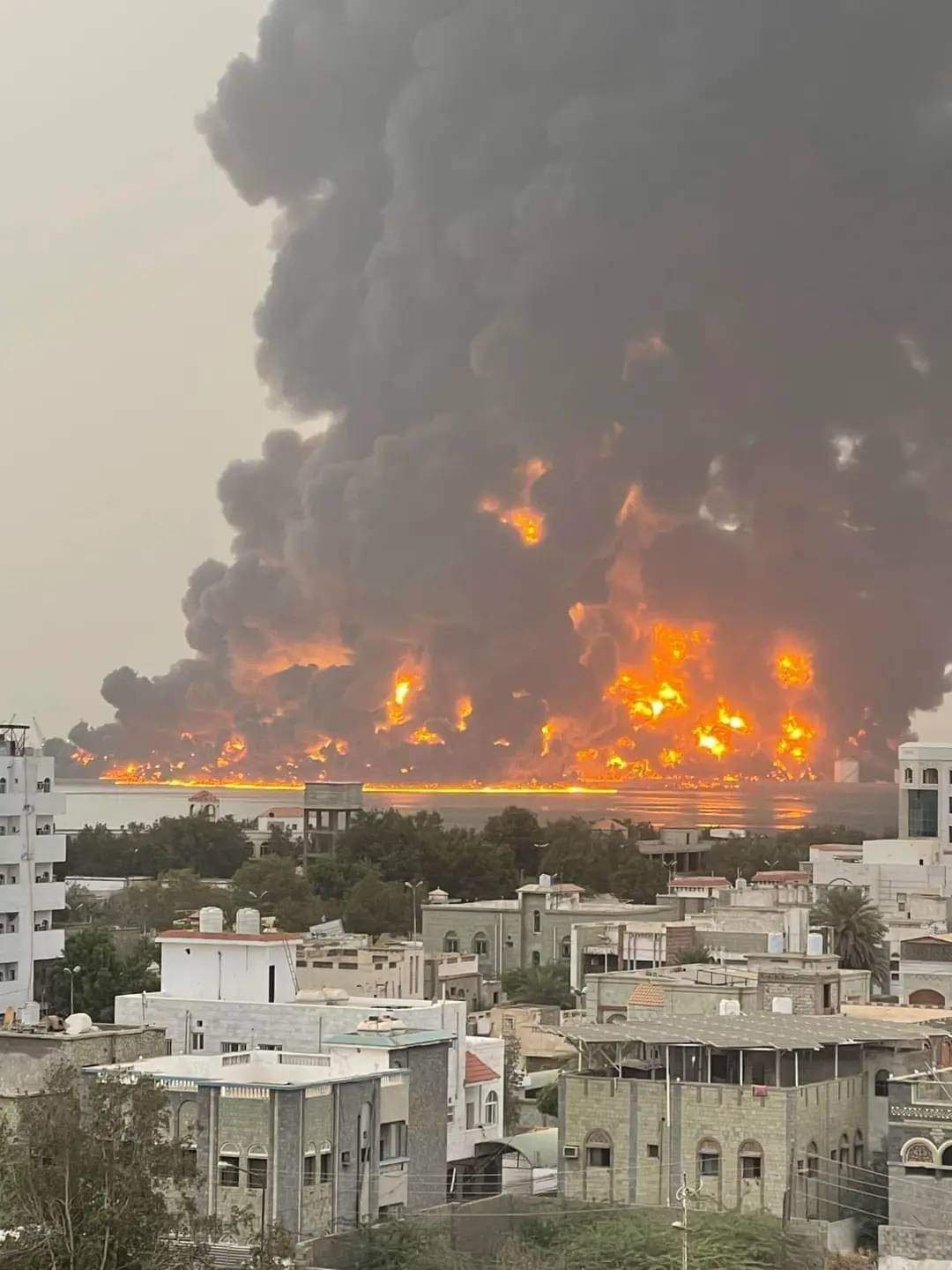 1721508754 IMG 20240720 WA0075 - صحفي يمني يكشف حجم الدمار للقصف الإسرائيلي الذي استهدف منشأة الحديدة اليمنية