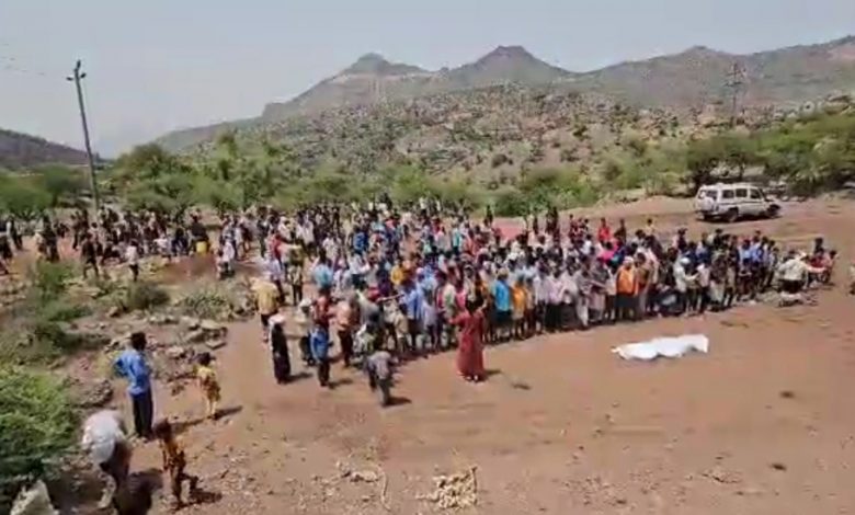 بحضور رسمي وشعبي وموكب جنائزي مهيب: تشييع جثمان شهيد الغدر والخيانة الشهيد ميثاق عبدالله قائد صالح الحميدي، إلى مثواه الأخير بمقبرة موعد بمديرية الازارق بمحافظة الضالع