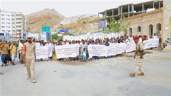 العاصفة نيوز – وقفة احتجاجية لموظفي عدد من المرافق الحكومية في المكلا