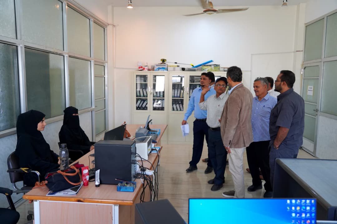 محافظ عدن يطّلع على سير العمل في مبنى إدارتي الطرق والإنارة ويوجّه بمعالجة أي إشكاليات تعترض تنفيذ المشاريع الجارية