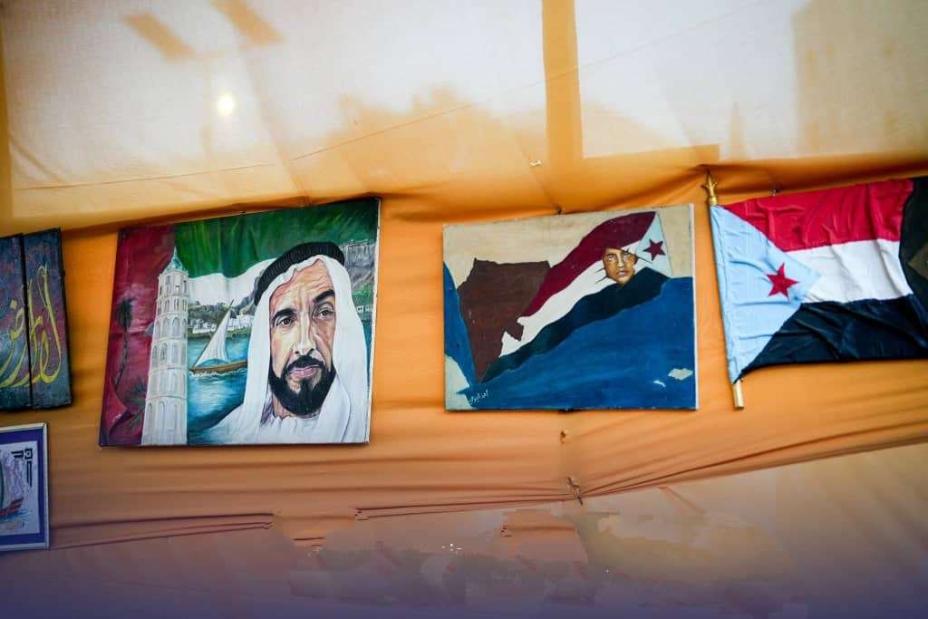 “المرسم الحر” يشارك بأعمال فنية وطنية في ساحة الاعتصام المفتوح بالعاصمة عدن