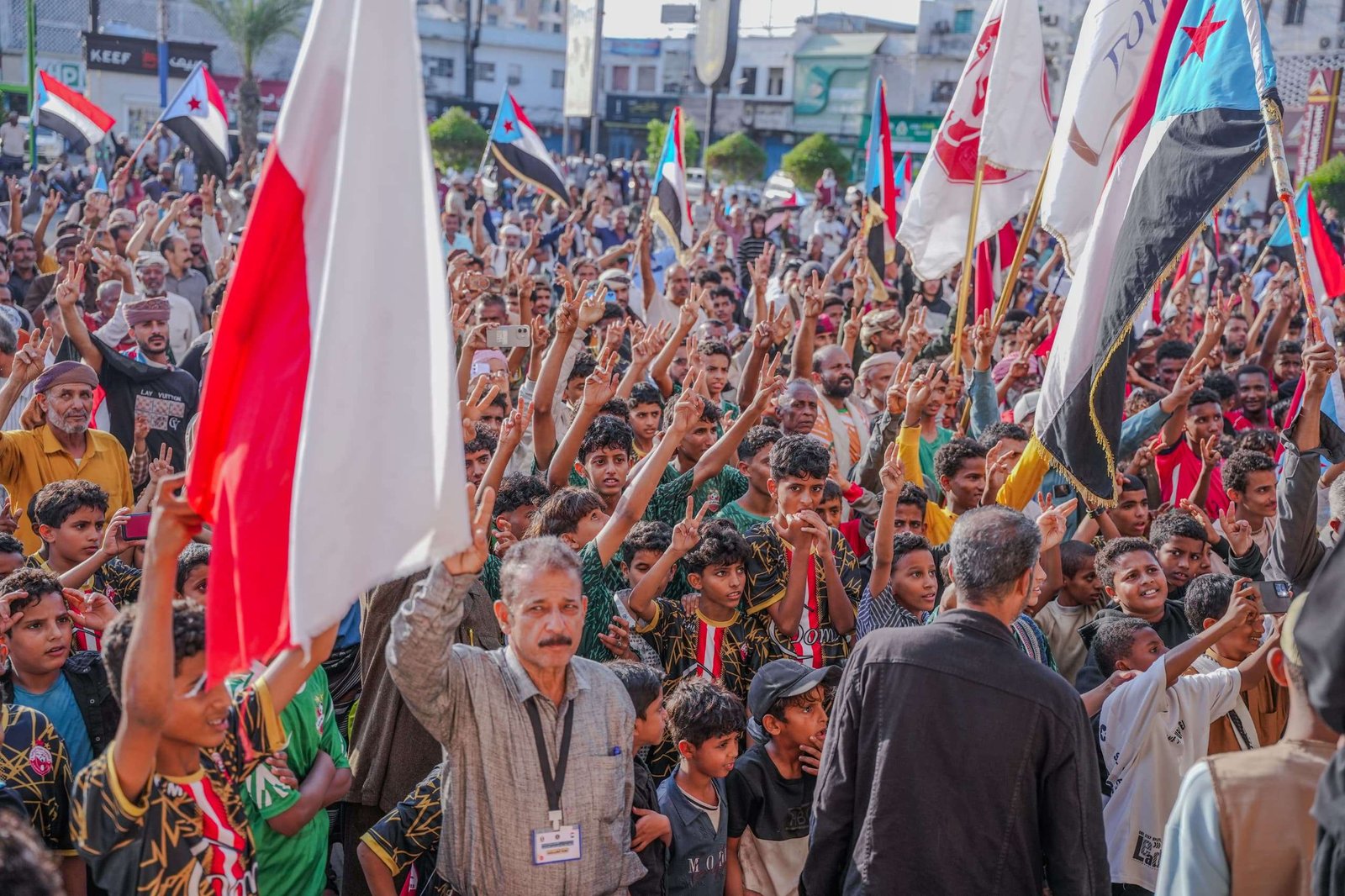 تواصل الحشود الجماهيرية في ساحة الاعتصام المفتوح بالعاصمة عدن