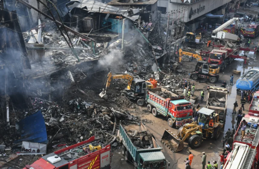 حريق هائل بمركز تجاري في باكستان يسفر عن 50 قتيل