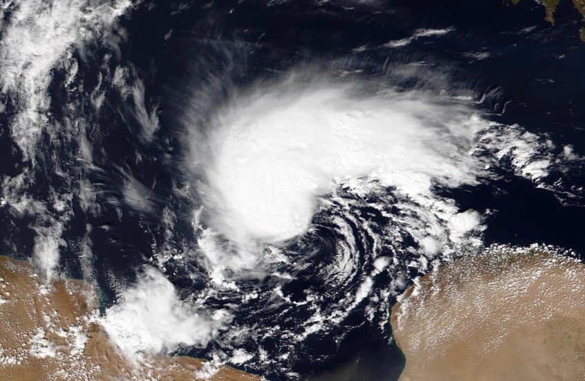 “إعصار يضرب ليبيا وتونس” هل ستتأثر مصر أيضا ؟