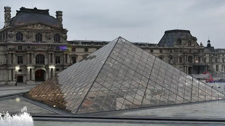 متحف اللوفر يتعرض لتسرب مياه كبير.. تضرر أعمال فنية من القرنين الـ15 والـ16 2020 3 14 12 30 11 155.webp