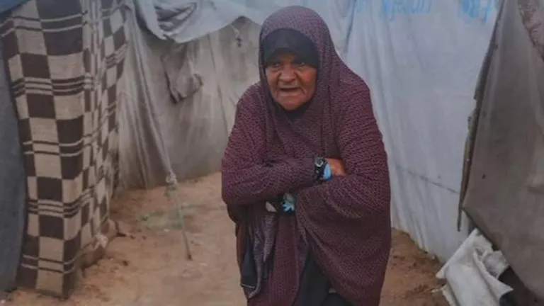 مياه الأمطار تُغرِق خيام النازحين في مواصي خان يونس 2025 12 14 14 4 28 47.webp