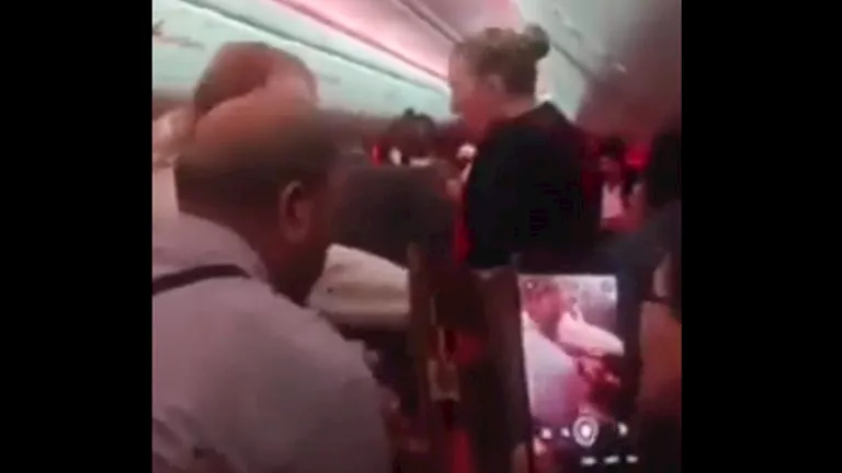 بالفيديو.. شجار عنيف يجبر طائرة تركية متجهة لبريطانيا على الهبوط في بلجيكا 2026 2 14 13 27 6 93.webp