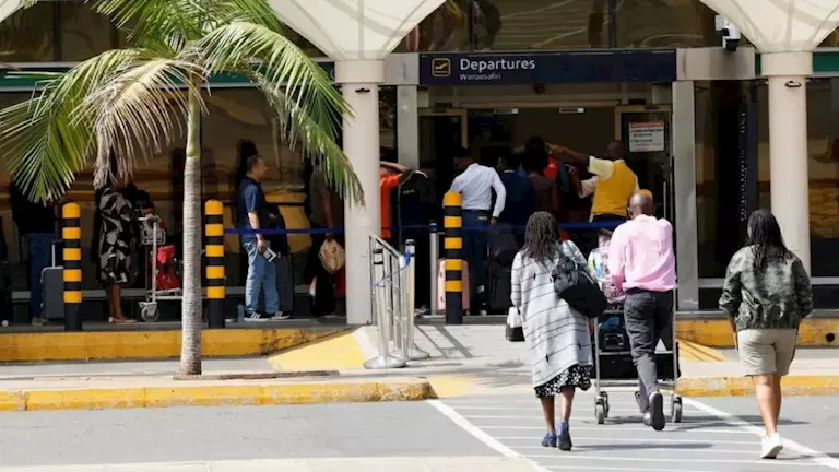 بعد إضراب استمر ليومين.. استئناف تشغيل المطار الرئيسي في كينيا 2026 2 17 16 9 27 890.webp