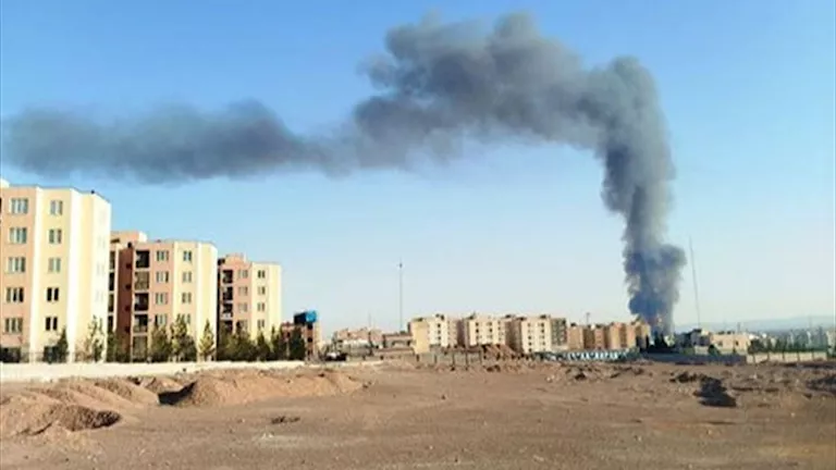 إعلام إيراني: اندلاع حريق ضخم في منطقة "باراند" قرب طهران (فيديو) 2026 2 18 18 28 3 531.webp