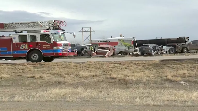 بسبب الرياح.. 4 قتلى وعشرات المصابين في حادث تصادم 30 مركبة بـ أمريكا 2026 2 18 3 40 53 400.webp