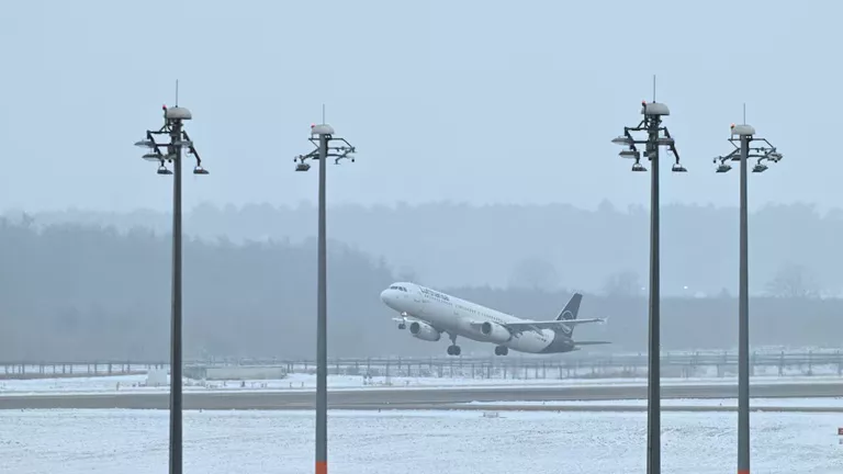إلغاء آلاف الرحلات الجوية بسبب عاصفة شتوية قوية في أمريكا 2026 2 6 11 0 9 953.webp