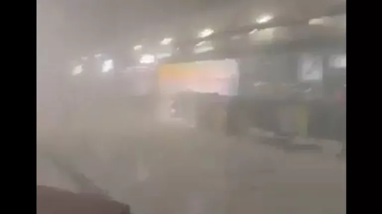 بالفيديو.. مشاهد من داخل "مطار دبي" بعد استهدافه بطائرة إيرانية 2026 3 1 0 23 10 892.webp