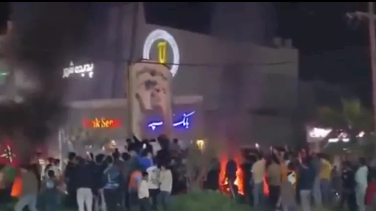 فيديوهات متداولة لاحتفالات في إيران بعد إعلان ترامب مقتل خامنئي 2026 3 1 0 30 25 590.webp