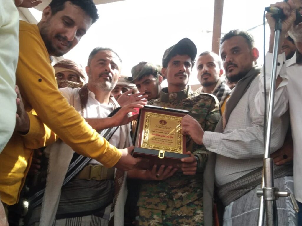 انتقالي أبين يكرّم الجندي صالح مسهر الكازمي بدرع الوفاء في مليونية زنجبار IMG 20260214 WA0127