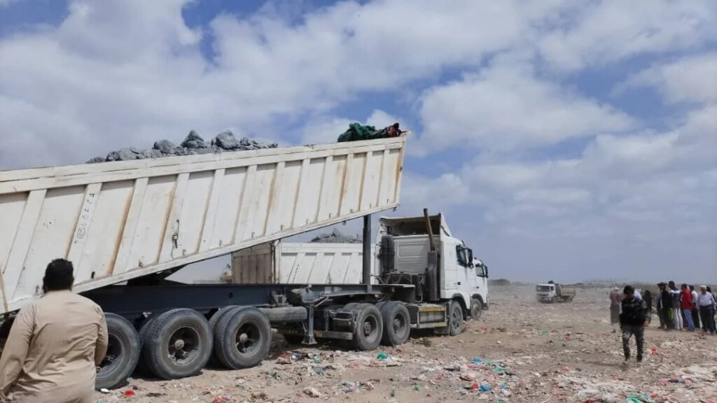 إتلاف 300 طن من الكلنكر في العاصمة عدن بقرار قضائي ضمن إجراءات حماية المستهلك IMG 20260215 WA0083