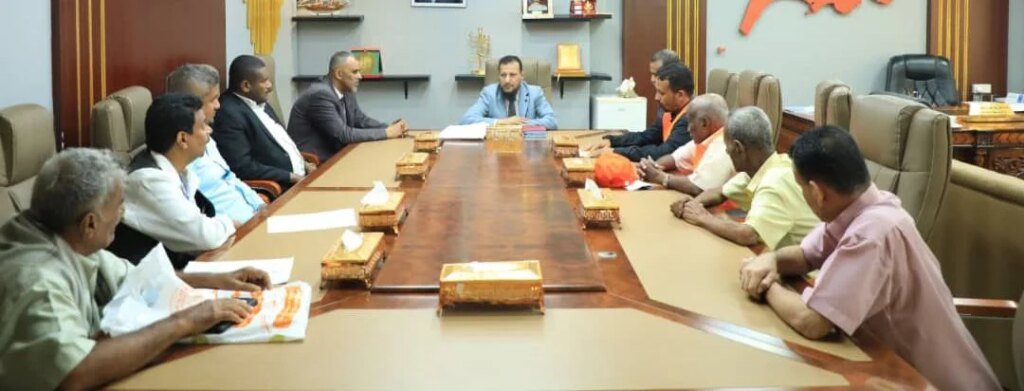 محافظ العاصمة عدن يبحث مع رئيس الاتحاد العام لنقابات عمال الجنوب إعداد مصفوفة شاملة للإشكاليات القائمة والحلول الممكنة IMG 20260217 WA00412