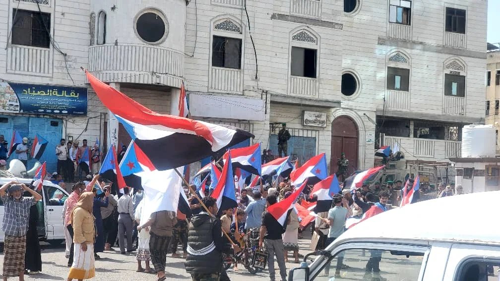 قبل قليل:وقفة احتجاجية جماهيرية سلمية أمام بوابة معاشيق الشرقية رفضا لتواجد الحكومة اليمنية في العاصمة عدن IMG 20260219 WA0058