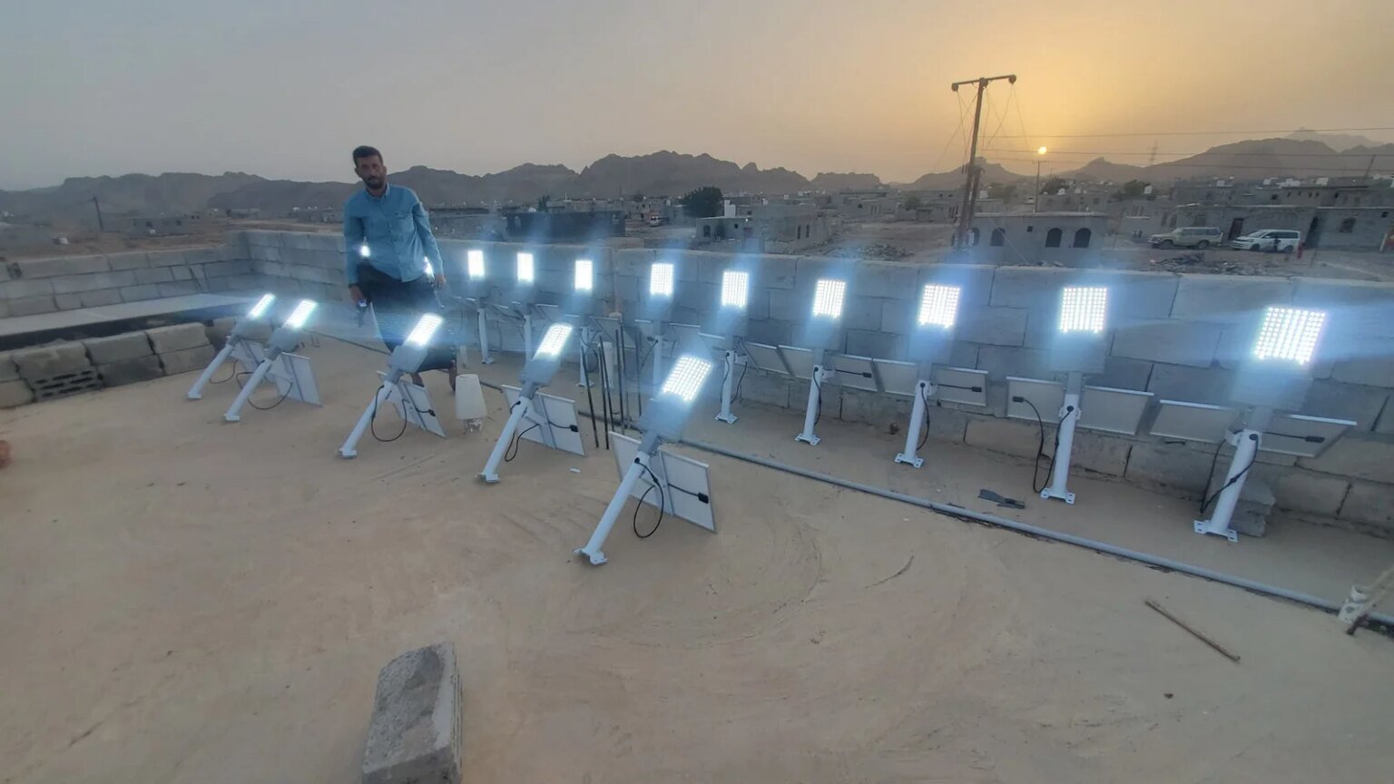 المغربي يُدشّن مشروع تركيب إنارة بالسوق العام في مديرية الملاح IMG 20260223 WA0121