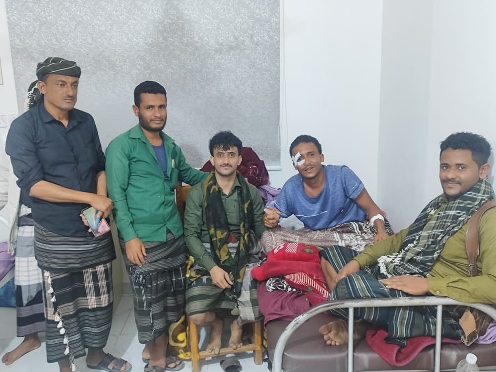 القيادي محمود عادل الحوشبي برفقة الكابتن علي لجعم يطمئنان على صحة اللاعب عبدالرحمن مرعي IMG 20260225 WA00021