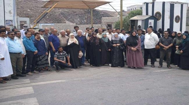 لليوم العاشر على التوالي.. الأمانة العامة تواصل وقفتها الاحتجاجية رفضاً لإغلاق مقرها بالعاصمة عدن لليوم العاشر على التوالي.. الأمانة العامة تواصل وقفتها الاحتجاجية رفضاً لإغلاق مقرها بالعاصمة عدن