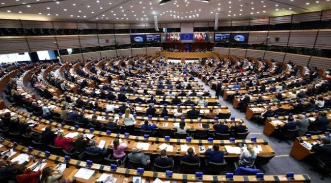 البرلمان الأوروبي يقر السماح بترحيل المهاجرين إلى مراكز خارج حدود الدول الأعضاء البرلمان الأوروبي يقر السماح بترحيل المهاجرين إلى مراكز خارج حدود الدول الأعضاء