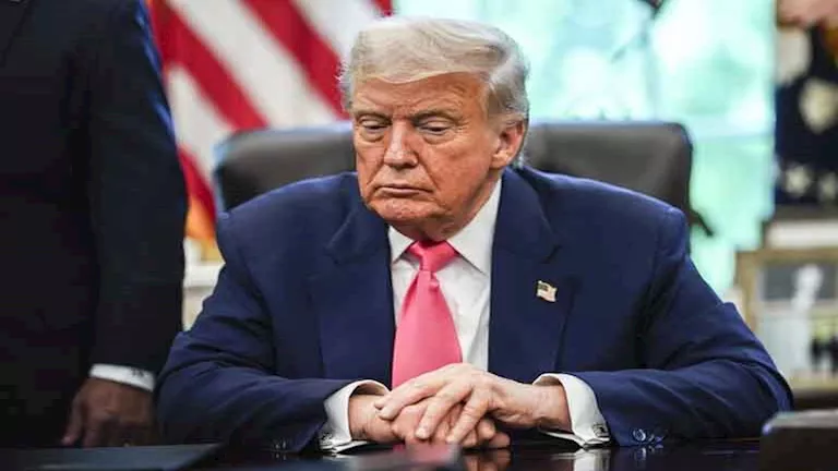 "خيار الاستحواذ".. ترامب يُلوّح بالسيطرة على نفط إيران بسيناريو فنزويلا 2025 9 7 14 14 20 464.webp