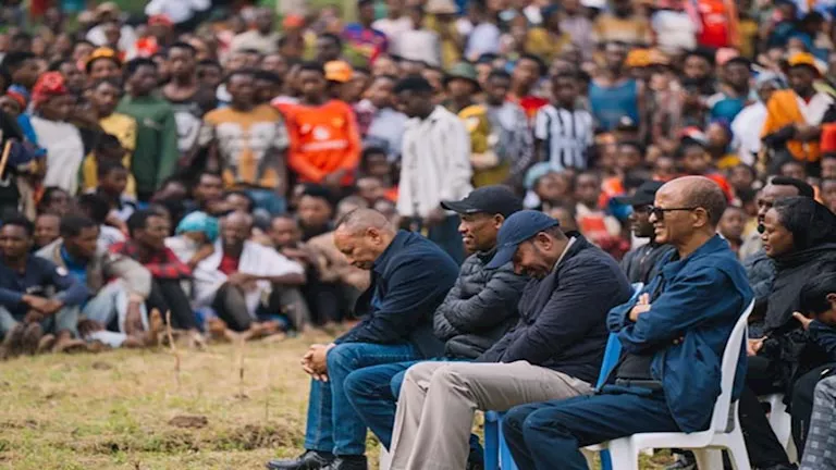 بالفيديو والصور.. آبي أحمد يبكي على ضحايا الفيضانات في إثيوبيا 2026 3 15 16 31 17 229.webp